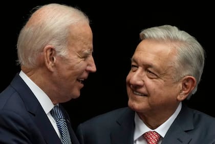 El presidente de México, Andrés Manuel López Obrador, y su homólogo estadounidense Joe Biden, se saludan en el Palacio Nacional, el 9 de enero de 2023, en la Ciudad de México. (AP Foto/Fernando Llano, Archivo)
