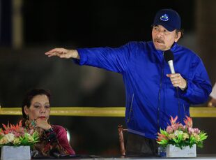 El presidente de Nicaragua, Daniel Ortega, habla junto a la primera dama y vicepresidenta, Rosario Murillo, en Managua (AP Foto/Alfredo Zuniga, Archivo)