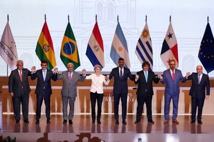 El presidente de Panamá, José Raúl Mulino, de izquierda a derecha, el presidente de Bolivia, Rodrigo Paz, el presidente del Consejo Europeo, Antonio Costa, la presidenta de la Comisión Europea, Ursula von der Leyen, el presidente de Paraguay, Santiago Peña, el presidente de Argentina, Javier Milei, el presidente de Uruguay, Yamandú Orsi, y el ministro de Relaciones Exteriores de Brasil, Mauro Vieira, posan para una foto grupal durante una reunión para firmar un acuerdo de libre comercio entre la Unión Europea y Mercosur en Asunción, Paraguay. (AP Photo/Jorge Saenz)