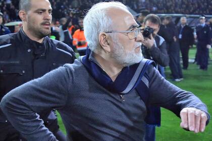 El presidente de Paok, descontrolado y con el arma en la cintura