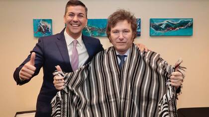 El presidente de Paraguay, Santiago Peña, con Javier Milei