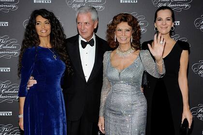 El presidente de Pirelli, junto a su mujer, Sofia Loren y la sobrina de Giorgio Armani