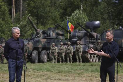 El presidente de Polonia, Andrzej Duda, a la derecha, y el presidente de Lituania, Gitanas Nauseda, a la izquierda, se dirigen a los medios de comunicación durante una conferencia de prensa, cerca de Szypliszki, Polonia, el jueves 7 de julio de 2022.