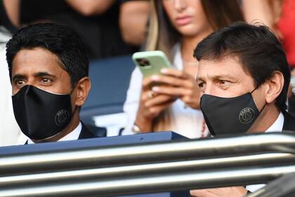 El presidente de PSG, Nasser Al-Khelaifi, y el brasileño Leonardo, director deportivo de la entidad parisina