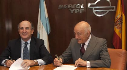 El aún presidente de Repsol, Antonio Brufau, firma el acuerdo de venta con el responsable del Grupo Petersen, el fallecido Enrique Eskenazi