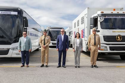 El presidente de República Dominicana, Luis Abinader, entregó 58 autobuses