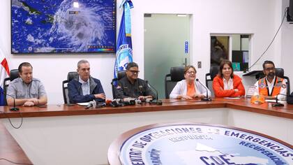 El presidente de República Dominicana y otras autoridades de los diferentes órdenes de gobierno se reunieron para acordar las medidas de reducción de riesgos ante la llegada de Fiona