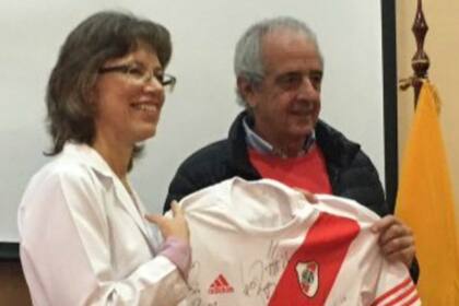 El presidente de River junto a Catalina Vázquez, directora del Hospital Baca Ortíz de Quito