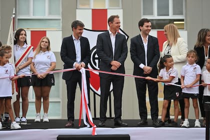 El presidente de River Plate, Jorge Brito, encabeza la ceremonia del corte de cinta durante la inauguración del nuevo edificio