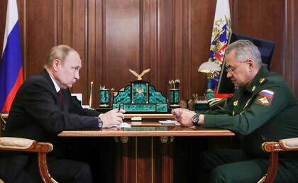 El presidente de Rusia, Vladimir Putin, a la izquierda, escucha un reporte del ministro ruso de Defensa, Sergei Shoigu, durante una reunión en el Kremlin,  el lunes 4 de julio 