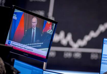 El presidente de Rusia, Vladimir Putin, aparece en una pantalla de televisión en la bolsa de valores de Fráncfort, Alemania, el viernes 25 de febrero de 2022. (AP Foto/Michael Probst, Archivo)