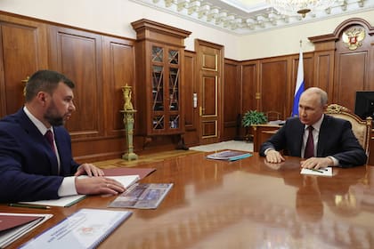 El presidente de Rusia, Vladímir Putin, asiste a una reunión con Denis Pushilin (i), nombrado por Moscú jefe de la región ucraniana de Donetsk, controlada por las fuerzas rusas, en Moscú, el 24 de agosto de 2023