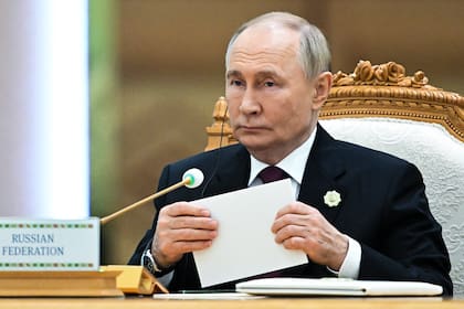 El presidente de Rusia, Vladimir Putin, asiste a un foro internacional dedicado al 300 aniversario del nacimiento del destacado poeta y pensador turkmeno Magtymguly Fragi, en Asjabad, Turkmenistán, el 11 de octubre de 2024. (Sergei Bobylev, Sputnik, Kremlin Pool Foto vía AP)