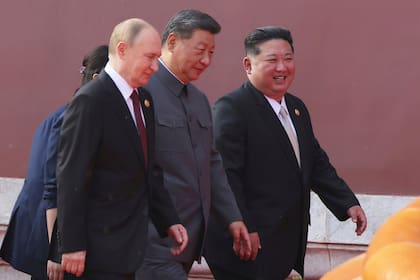 El presidente de Rusia, VladImir Putin; el de China, Xi Jinping, y el líder norcoreano, Kim Jong Un, en una recepción con motivo del 80 aniversario del final de la Segunda Guerra Mundial, en el Gran Salón del Pueblo de Pekín