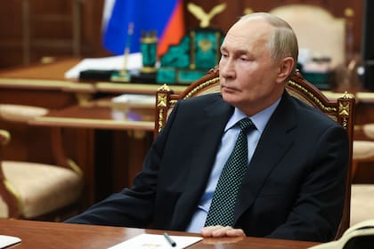 El presidente de Rusia, Vladímir Putin, escucha al responsable nombrado por Moscú para la region ucraniana controlada por Rusia de Zaporiyia, Yevgeny Balitsky, durante su reunión en el Kremlin en Moscú, Rusia, el lunes 18 de noviembre de 2024. (Vyacheslav Prokofyev, Sputnik, Kremlin Pool Foto via AP)