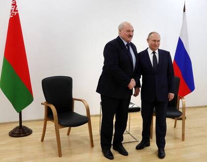 El presidente de Rusia, Vladimir Putin, estrecha la mano del presidente de Bielorrusia, Alexander Lukashenko, durante sus conversaciones en el edificio de ingeniería del complejo técnico del cohete espacial Soyuz-2 en el cosmódromo de Vostochny, a unos 180 km al norte de Blagoveschensk, región de Amur, el 12 de abril de 2022.