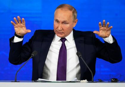El presidente de Rusia, Vladimir Putin, hace un gesto durante su conferencia anual de prensa en Moscú, Rusia, el jueves 23 de diciembre de 2021. (AP Foto/Alexander Zemlianichenko)