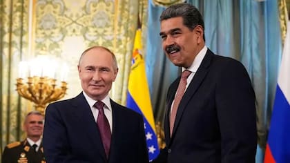 El presidente de Rusia, Vladimir Putin, junto al presidente de Venezuela, Nicolás Maduro, en el Kremlin, Moscú, el 7 de mayo de 2025