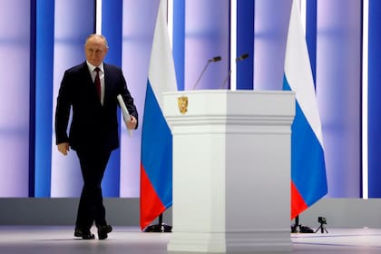 El presidente de Rusia, Vladímir Putin, llega al estrado para su discurso anual del estado de la nación, en Moscú, Rusia, el 21 de febrero de 2023. (Dmitry Astakhov, Sputnik, Kremlin Pool Foto vía AP)