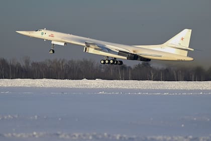 El presidente de Rusia, Vladimir Putin voló como copiloto en un bombardero estratégico Tupolev Tu-160M, ​​en Kazán