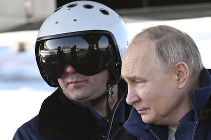 El presidente de Rusia, Vladimir Putin voló como copiloto en un bombardero estratégico Tupolev Tu-160M, ​​en Kazán