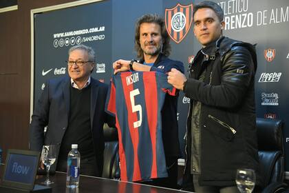 El presidente de San Lorenzo, Horacio Arreceygor, el DT Rubén Insua y el coordinador del fútbol, Leandro Caruzzo, en la presentación del entrenador