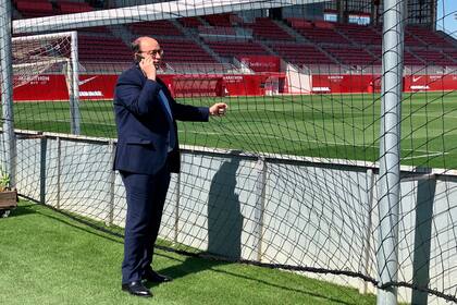 El presidente de Sevilla, José Castro, habla por teléfono en el centro deportivo del club. La Liga se reanuda con el clásico andaluz