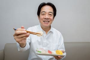 El presidente de Taiwán Lai Ching-te come sushi como gesto de apoyo a Japón