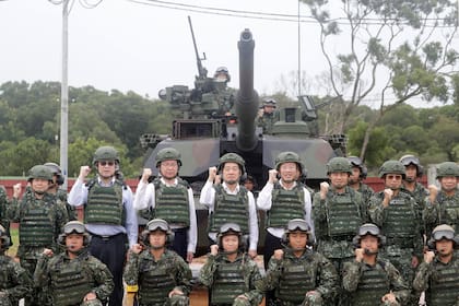 El presidente de Taiwán, Lai Ching-te, en el centro a la izquierda en segunda fila, posa con soldados durante unas maniobras con fuego real en el condado Hsinchu, Taiwán