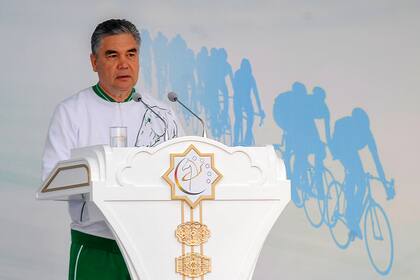 El presidente de Turkmenistán, Gurbanguly Berdymukhamedov, pronuncia un discurso en el escenario mientras asiste al Día Mundial de la Bicicleta en Ashjabat el 3 de junio de 2020