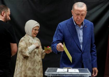 El presidente de Turquía y candidato presidencial del Partido AK, Recep Tayyip Erdogan, deposita su voto en el colegio electoral el día de la segunda vuelta presidencial en Estambul, el 28 de mayo de 2023.