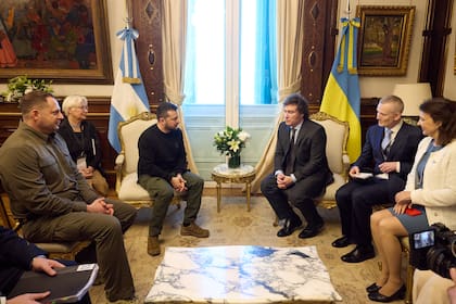 El presidente de Ucrania en el despacho presidencial; participó de aquel encuentro también la canciller Diana Mondino