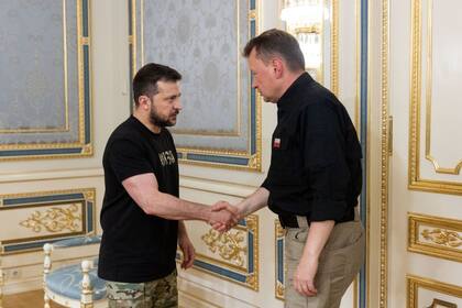 El presidente de Ucrania, Volodimir Zelenski, estrecha la mano del ministro de Defensa y viceministro polaco, Mariusz Blaszczak.