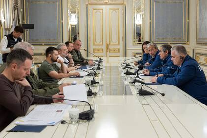 El presidente de Ucrania, Volodimir Zelenski, se reunió con el director general del OIEA, Rafael Grossi, en octubre de 2022