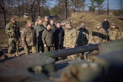 El presidente de Ucrania, Volodimir Zelensky, visita un centro de entrenamiento con motivo del Día de las "Fuerzas de Misiles y Artillería y las Tropas de Ingeniería" en un lugar no revelado de Ucrania, en medio de la invasión rusa.