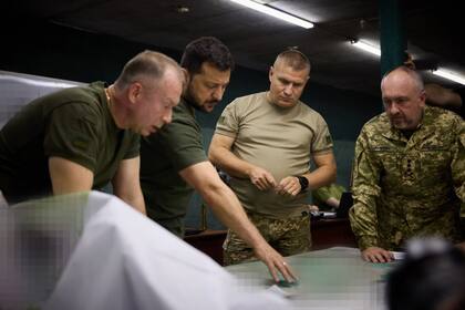 El presidente de Ucrania, Volodimir Zelensky, durante una visita al frente en los alrededores de la ciudad de Bakhmut, en la provincia de Donetsk