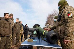 El presidente de Ucrania, Volodimir Zelensky, frente a uno de los misiles Javelin que llegaron desde Estados Unidos a fines de febrero