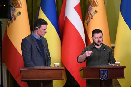 El presidente de Ucrania, Volodimir Zelensky, con el presidente del Gobierno español, Pedro Sánchez el 21 de abril de 2022, en Kiev (Ucrania).