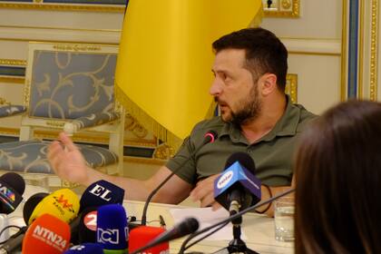 El presidente de Ucrania, Volodimir Zelensky, en entrevista con medios latinoamericanos