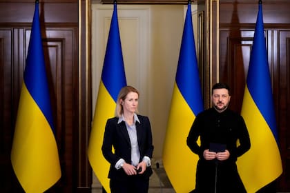El presidente de Ucrania, Volodimir Zelensky, habla durante una conferencia de prensa con la principal diplomática de la Unión Europea, Kaja Kallas, el 13 de octubre de 2025, en Kiev