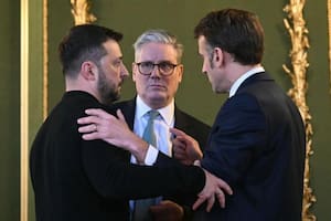 El presidente de Ucrania, Volodimir Zelensky, junto a su par de Francia, Emmanuel Macron