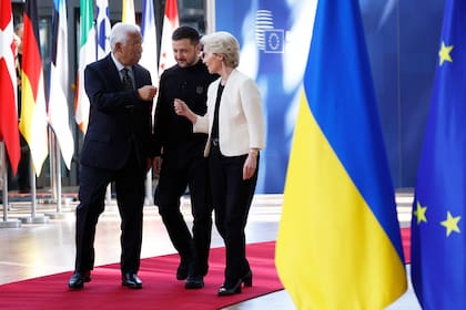 El presidente de Ucrania, Volodimir Zelensky, junto al presidente del Consejo Europeo, Antonio Costa, y la presidenta de la Comisión Europea, Ursula von der Leyen, en el edificio del Consejo Europeo en Bruselas