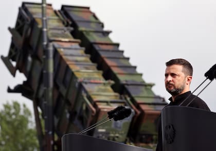 El presidente de Ucrania, Volodimir Zelensky, se ve de pie ante un sistema de misiles antiaéreos durante una visita a un campo de entrenamiento en Pomerania Occidental, Alemania