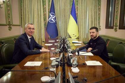 El presidente de Ucrania, Volodimir Zelensky, y el secretario general de la OTAN, Jens Stoltenberg
