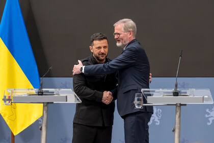 El presidente de Ucrania, Volodimir Zelensky y el primer ministro checo, Petr Fiala en una rueda de prensa en Praga (Archivo)