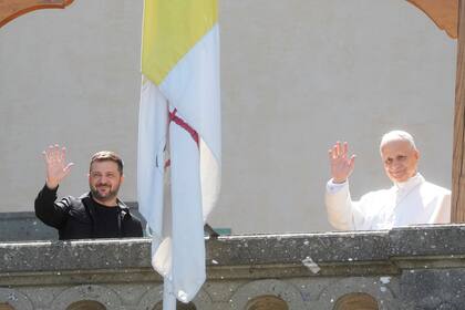 El presidente de Ucrania, Volodimir Zelensky, y el papa León XIV saludan a periodistas durante su reunión en Castel Gandolfo, Italia, el 9 de julio de 2025.