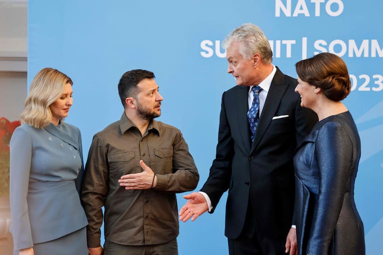 Inizio del vertice NATO: le critiche di Zelensky e la risposta della Russia all’allargamento dell’Alleanza