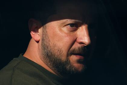 El presidente de Ucrania, Volodimyr Zelensky, visto en un auto durante una visita a una base militar en Soesterberg, Holanda, el 4 de mayo de 2023 (Yves Herman/Pool vía AP)