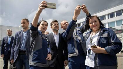 El presidente de Ucrania, Volodymyr Zelensky, sacándose una selfie en el acto de inauguración de la cúpula