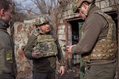 El presidente de Ucrania, Volodymyr Zelensky, en una visita al Donbass